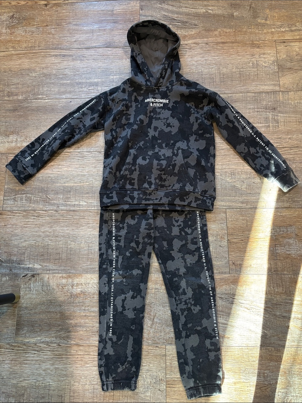 Abercrombie kids fleece set, black/gray camo. Hoodie & joggers. Size 9/10.